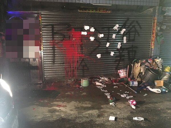 桃園市一名自稱「大樹林幫」囝仔、綽號「阿江」的醉漢,前日失控暴打小黃司機,新聞曝光後,「阿江」惡劣行徑網友看不下去,將他個人臉書、住家地址肉搜出來,還有網友前往住家丟雞蛋、潑紅漆,稱要為司機打抱不平。記者許政榆/翻攝