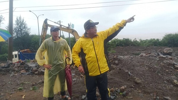 屏東縣謹守未達豪雨放假標準不放假，卻因大雨狂掃恆春半島被罵翻，圖為屏東縣長潘孟安到台廿六線勘災。圖／縣府提供