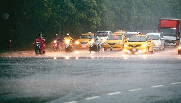 熱帶性低氣壓為中南部帶來暴雨，多處道路淹水。聯合報系資料照／記者劉學聖攝影