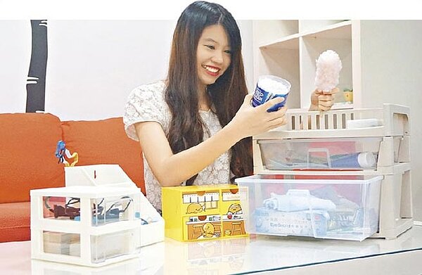 愛合購也建議,書桌要多放幾個桌面收納盒。(愛合購提供)