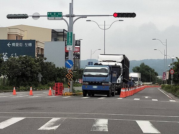 彰化縣員林市員林大道封路施工，採單線雙向通車，因工程停工已三個多月，引起民眾質疑與怨言。記者何烱榮／攝影 