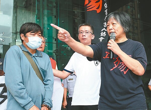 桃機邊坡崩落造成工人3死2傷意外,工殤協會理事長林淑真(右)痛批交通部未善盡督導之責。記者杜建重/攝影