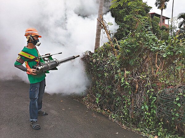 新北市環保局昨天針對新增登革熱病例住家周圍消毒。 圖/新北市環保局提供