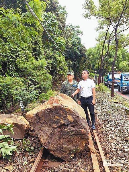 鐵道集集支線發生落石阻路,集集鎮長陳紀衡(右)到場關切。(沈揮勝翻攝)
