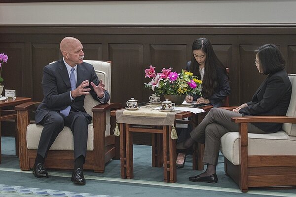 蔡英文總統接見「美國前太平洋艦隊指揮官史威福退役上將」。 圖/總統府提供