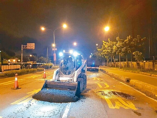 高雄市養工處漏夜修補道路坑洞。 圖／高雄市養工處提供