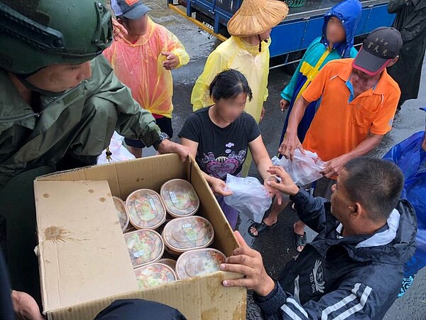 軍民一心,軍方協助慈濟志工,將熱騰騰的便當送到鄉親手上。(圖為慈濟基金會提供)