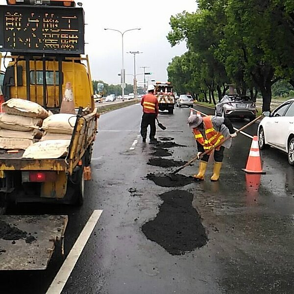 豪雨過後,台南多處道路柏油路面出現坑坑洞洞。圖/新化工務段提供