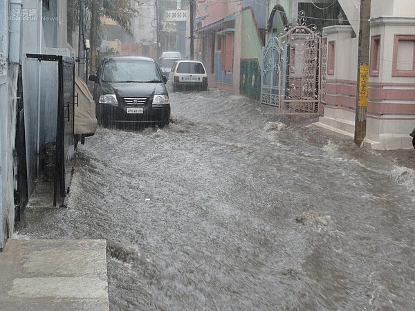 淹水 車子 水災 下雨 豪雨 示意圖