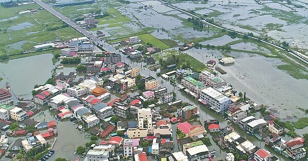 嘉義縣政府昨出動空拍機拍攝淹水情形,發現東石鄉掌潭村及周邊積水仍未退。 圖/嘉義縣政府提供