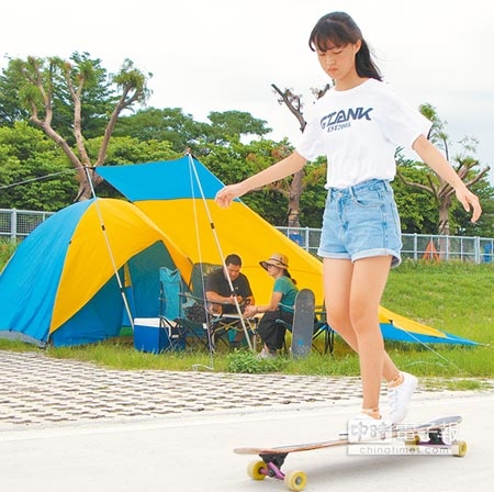 樹林柑園「輪板露營區」25、26日舉辦試營運，邀請民眾體驗滑板運動。（許哲瑗攝）