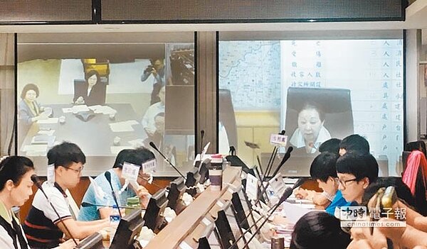 中南部23日白天起連續降下大豪雨,導致多處淹水,蔡英文總統(左螢幕中)24日中午,透過視訊與嘉義縣長張花冠(右螢幕)連線,了解嘉義縣災情與處置。(嘉義縣府提供)