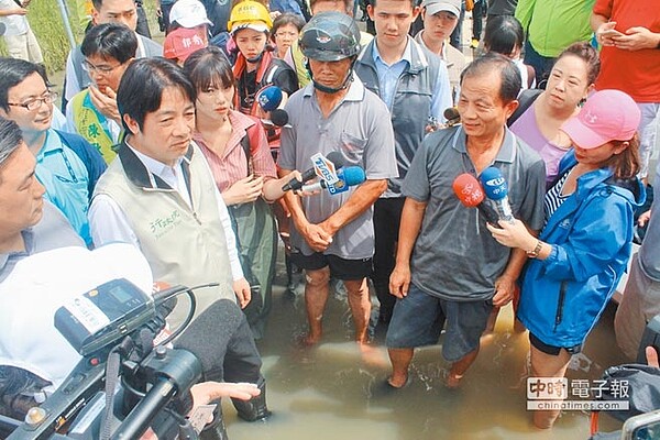 行政院長賴清德（前左二）昨日南下勘災，他到台南麻豆埤頭里視察淹水情形，到場陳情民眾被問到治水是否有感，冷回「有淹水就沒感覺了。」（圖／中國時報助理記者莊曜聰攝）