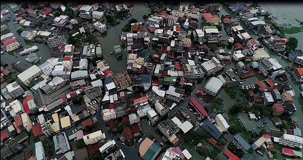 嘉義東石鄉全鄉這次水災無一倖免,其中掌潭村25日傳出水位愈來愈高,全村都泡在水裡,不得不緊急撤村。(呂妍庭翻攝)