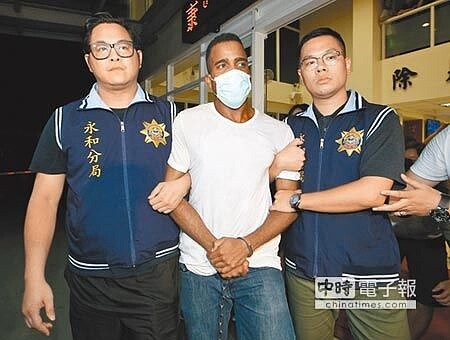 警方將涉嫌重大的30歲非裔美國籍男子Bent(中)列為重要關係人,並在25日晚間以殺人罪嫌移送新北地檢署偵辦。(陳信翰攝)