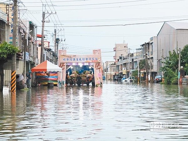 喪家原本布置好靈堂要舉辦告別式,卻因一場無情大雨無法如期舉行,家屬滿是無奈。(張伊珊攝)
