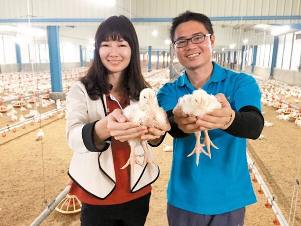 黃勝裕（右）與妹妹黃惠汝一起經營人道養雞，強調有兄弟姊妹，是父母留給孩子最好的資產。 圖／黃勝裕提供

