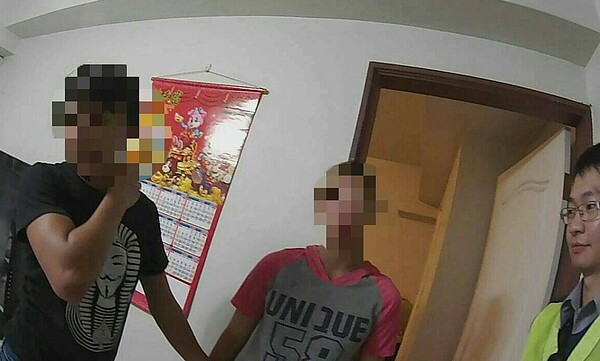 粘姓少婦(中)經警方勸說,開開心心和丈夫(左)手牽手,再次出發前往鹿港買珍奶,化解一場婚姻危機。(圖/聯合報記者趙容萱翻攝)