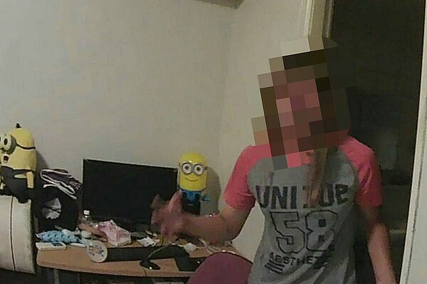 粘姓少婦經警方勸說,才打開廁所門,但仍情緒激動,不斷哭喊。(圖/聯合報記者趙容萱翻攝)