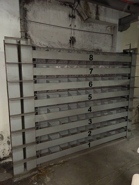 中南部大雨成災,台北捷運公司強調,2001年納莉風災後,行控中心地下4樓與淡水線軌道連通口,已增設封閉式鋼構防洪牆。 圖/台北捷運公司