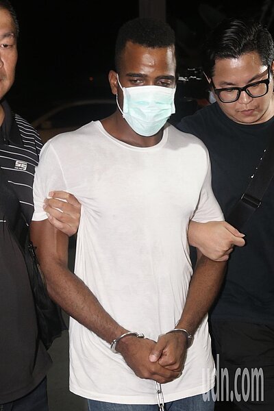 警方晚間依殺人罪嫌，將非裔外籍男子移送新北地檢署偵辦。記者林伯東／攝影 