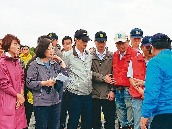 總統蔡英文上午前往台南市安南區曾文溪大排視察。 記者修瑞瑩/攝影