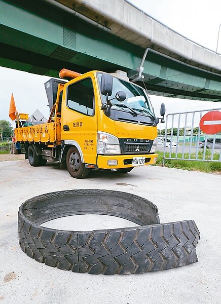 去年平均每12分鐘就有一個車禍地雷出現在高速公路,最大宗是胎皮每年逾七千件。 記者許正宏/攝影