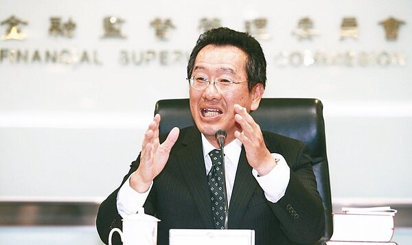 金管會研擬對保險業整併提供政策誘因,包括評估降低計算資本適足率(RBC)的風險係數等,藉以鼓勵整併;圖為金管會主委顧立雄。 圖/聯合報系資料照片