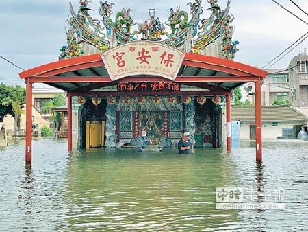 
嘉義縣東石鄉掌潭村嚴重淹水，村民的信仰中心「保安宮」也幾乎泡在水中。（張伊珊攝）
 