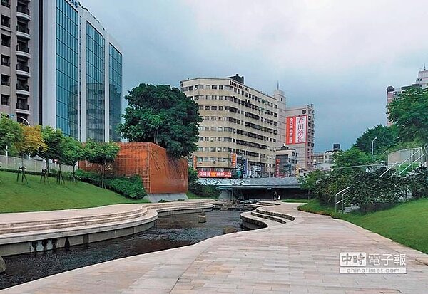 柳川在大雨期間發揮正常排洪功能，證明採行的整治工法確實兼顧防洪優先，讓市民生活更安全。（陳世宗翻攝）