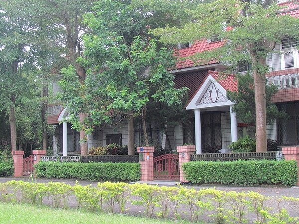 中興新村社區花木扶疏，居住環境佳，建商不斷推出豪宅，唯這二年買氣不佳。 記者張家樂／攝影