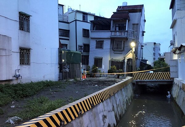 高雄市林園區陽明街1棟樓房蓋在水利溝渠旁，出現傾斜。記者林保光／翻攝