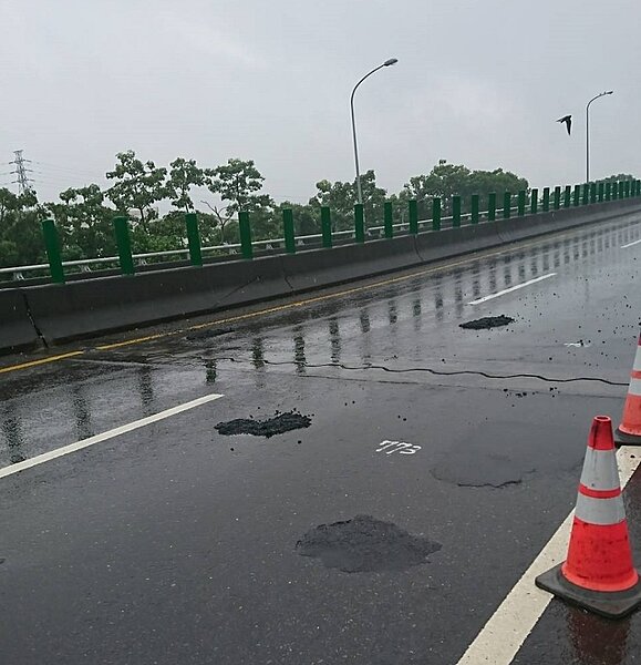 86快速道路上百個坑洞已在傍晚全部修補完工。圖╱新化工務段提供