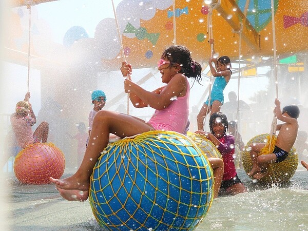 宜蘭國際童玩節今年增添很多新設施,水質也比往年好,遊客人數成長,也帶動旅宿業生意。 圖/宜蘭縣政府提供