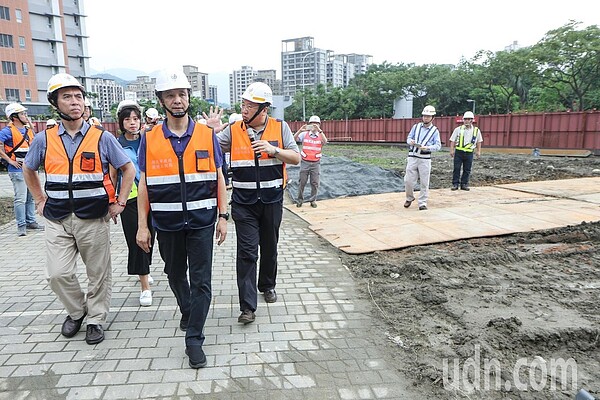 新北市長朱立倫（中）今上午前往捷運三鶯線三峽站視察施工狀況，國民黨桃園市長參選人陳學聖（左）也前往進行請益之旅。記者王敏旭／攝影