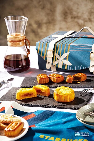 星巴克咖啡月餅禮盒「月光寶盒」要價高達2,280元,較去年一口氣大漲500元,引發外界關注。圖/業者提供