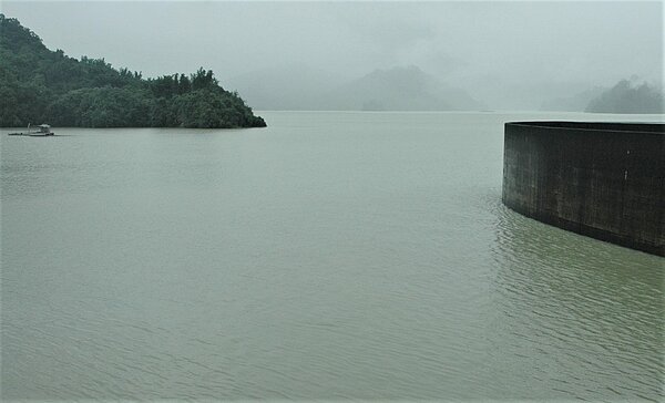 曾文水庫接近滿水位,因應豪雨來襲再進行預防性洩水。記者吳淑玲/攝影