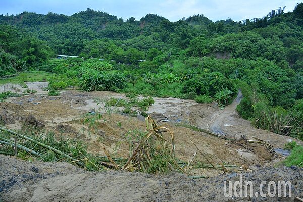 台南左鎮往澄山地區發生大規模走山，路基土石大量沖失。記者吳淑玲／攝影 