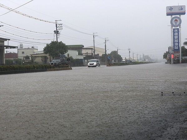 枋寮鄉今日累積降雨量達200毫米,台一線水底寮加油站路段也嚴重積水影響通行。圖/張姓民眾提供