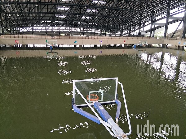 影 籃球場變游泳池麻豆真理大學體育館全泡水 好房網news