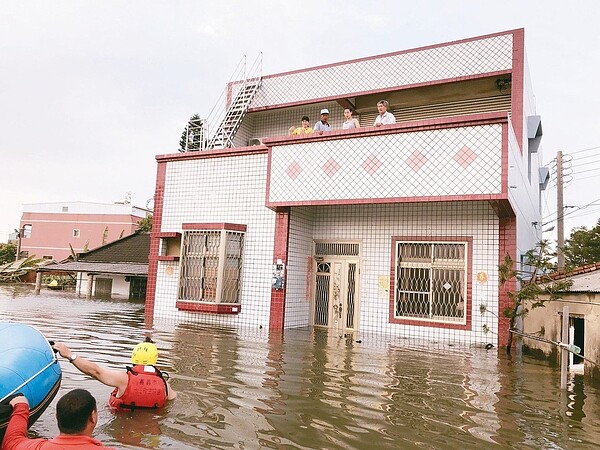 氣象局又發布豪大雨特報，嘉義縣沿海布袋鎮及東石鄉還剩7個村里淹積水未退，823「泡戰」進入第五天，上午雨勢不大，東石鄉掌潭村積水未退如水鄉澤國。 嘉義縣府／提供