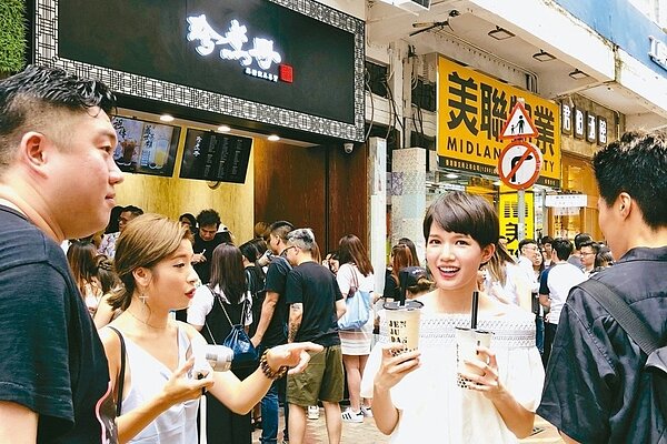 日出茶太今年進駐法國羅浮宮，珍煮丹本月在香港銅鑼灣開海外首家門市，台灣飲料店逐步走向海外市場。（ 圖／聯合報系資料照、珍煮丹提供）