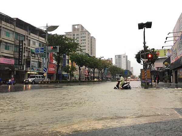 é«éæ·¹æ°´ãï¼åæ·åèªé«éä»£çå¸é·è¨±ç«æèæ¸ï¼