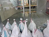 災害首例　高雄透天危樓拆除