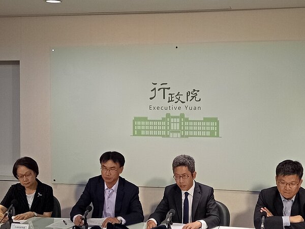 823暴雨之後,行政院今天召開「穏定物價小組」工作會議,行政院副發言人丁允恭(右二)、農委會副主委陳吉仲(左二)、經濟部次長曾文生(右)、行政院消費者保護處長劉清芳(左)在會後出席記者會說明。記者林河名/攝影