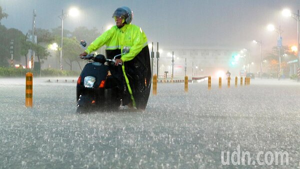 高雄市區今天清晨降下豪大雨，市區嚴重積水，許多市民不知道今天停班停課，還是出門準備上班卻遇到淹水怨聲載道。記者劉學聖／攝影 