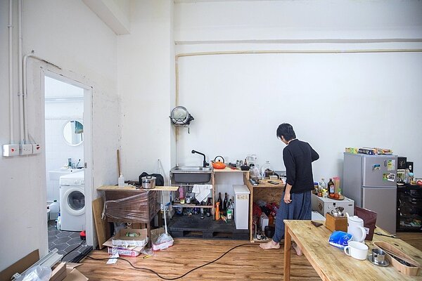 李華的房間總共28坪,有廚具和自用浴室,屋頂很高。圖/彭博社