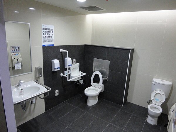 北捷昨表示,即日起捷運奇岩站、新北投站、景安站、中山站及永春站等五站,將陸續進行車站廁所更新工程。圖為捷運修繕工程擬定更新後的新廁所樣貌。 圖/北捷提供