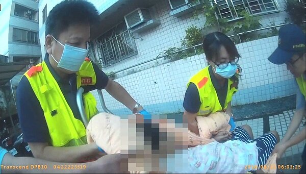 台中警方救援獨居老人。記者游振昇／翻攝