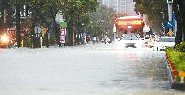 受到西南氣流影響,高雄今天清晨遭到暴雨狂炸,降下超過200毫米雨量,在市區澄清路一帶多處巷弄淹水及膝。 記者劉學聖/攝影